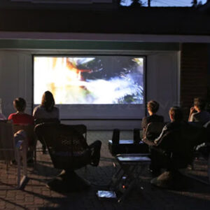 KarlBilder smart projektori varv ilmastikukindel valge projektoriga koosolekul naisipilt